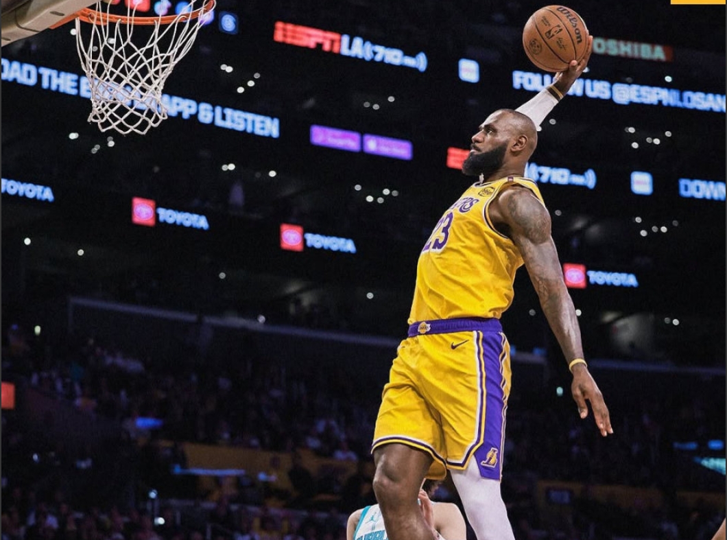 NBA / 爆冷遭13分逆转！詹姆斯26+7+11无力回天，湖人97-100惜败黄蜂（影）-黑特篮球-NBA新闻影音图片分享社区