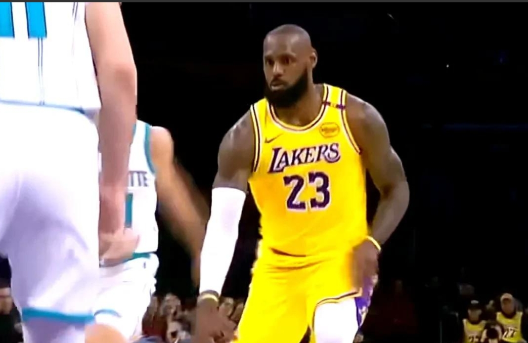 NBA / 爆冷遭13分逆转！詹姆斯26+7+11无力回天，湖人97-100惜败黄蜂（影）-黑特篮球-NBA新闻影音图片分享社区
