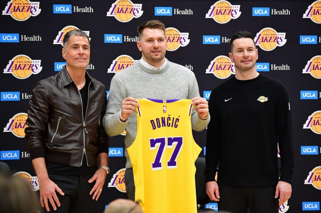 NBA / 【影片】你是湖人MVP！佩林卡开车现身引球迷盛赞：创造了历史最疯狂交易，也该谢谢哈里森！-黑特篮球-NBA新闻影音图片分享社区