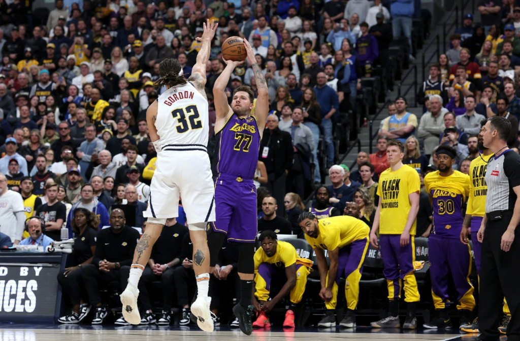 NBA / 「东皇」渐入佳境！湖人18战14胜逼近前四，4人20+完胜9连胜金块！（影）-黑特篮球-NBA新闻影音图片分享社区