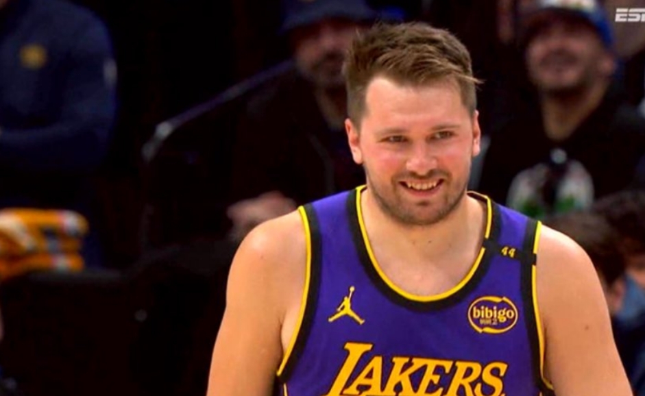 NBA / 超湖人生涯场均得分！东契奇首节轰16+4+3：超远三分+助攻詹姆斯暴扣（影）-黑特篮球-NBA新闻影音图片分享社区