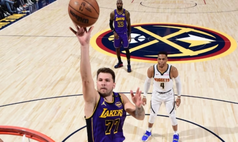 NBA / 超湖人生涯场均得分！东契奇首节轰16+4+3：超远三分+助攻詹姆斯暴扣（影）-黑特篮球-NBA新闻影音图片分享社区