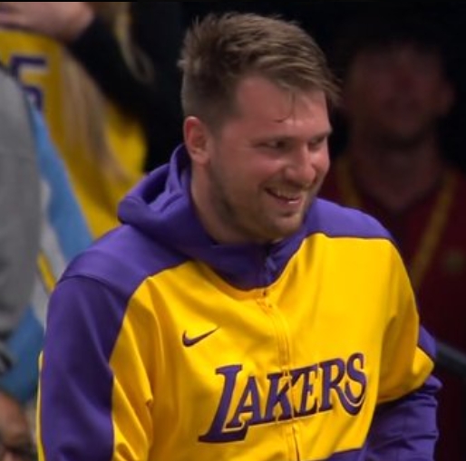 NBA / 超湖人生涯场均得分！东契奇首节轰16+4+3：超远三分+助攻詹姆斯暴扣（影）-黑特篮球-NBA新闻影音图片分享社区