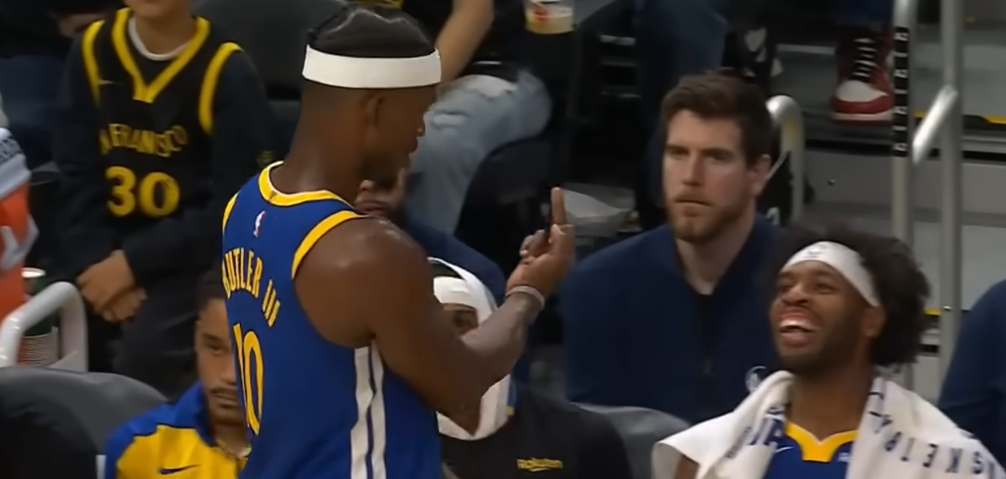 NBA / 【影片】特殊的问候！巴特勒对队友希尔德比「国际友好手势」，希尔德哭笑不得！-黑特篮球-NBA新闻影音图片分享社区