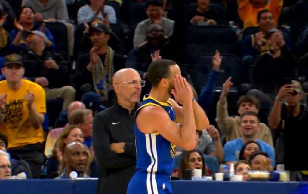 NBA / 【影片】第三节领先21分，柯瑞迎着华盛顿飙中三分做出「晚安」庆祝，后者：他有资本这样做！-黑特篮球-NBA新闻影音图片分享社区