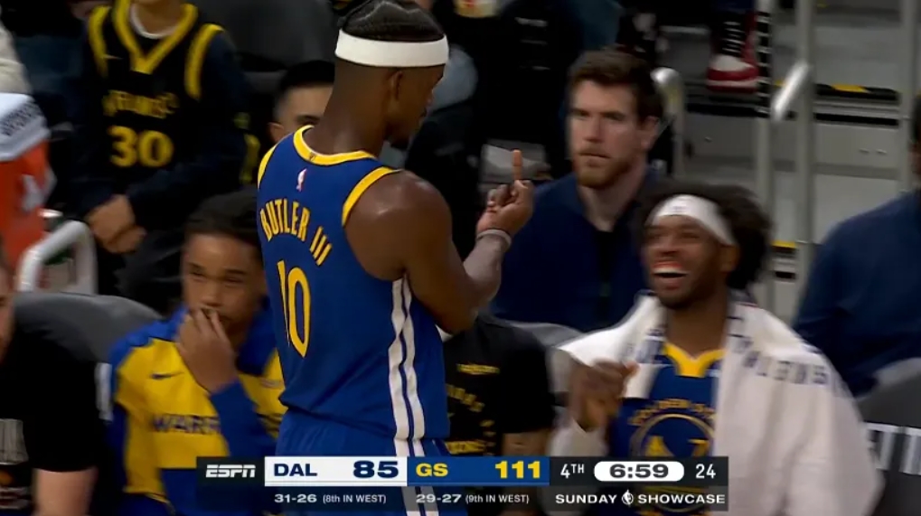 NBA / 【影片】第三节领先21分，柯瑞迎着华盛顿飙中三分做出「晚安」庆祝，后者：他有资本这样做！-黑特篮球-NBA新闻影音图片分享社区