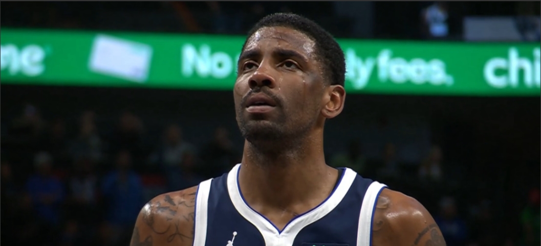 NBA / 重伤！厄文在上篮时重摔在地！运动医学专家称：悲观的情况是交叉韧带（ACL）撕裂-黑特篮球-NBA新闻影音图片分享社区