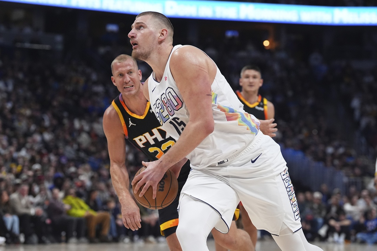 金块队中锋约柯奇是NBA史上首位单场30+20+20的球员。 美联社