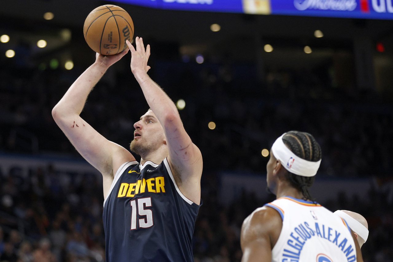 约柯奇（Nikola Jokic）全场35分、18篮板、8助攻且仅有1失误，在背靠背对雷霆第二战扳回颜面。 美联社
