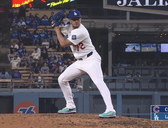 ▲▼罗哈斯登板模仿队友投球。（图／翻摄自X／@MLBONFOX）